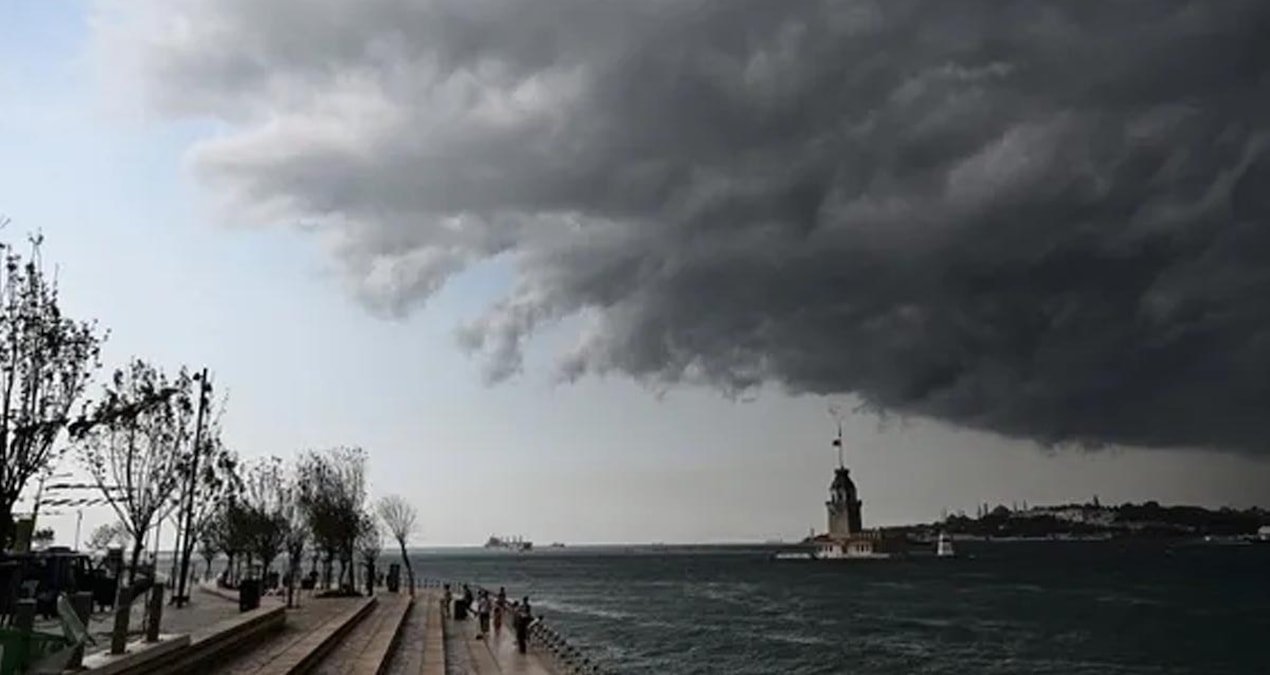 Tıkla ve ekle Meteoroloji Genel Müdürlüğü'nün uyarılarının ardından İstanbul'da beklenen fırtına ve sağanak kentin birçok kısmında etkili ol