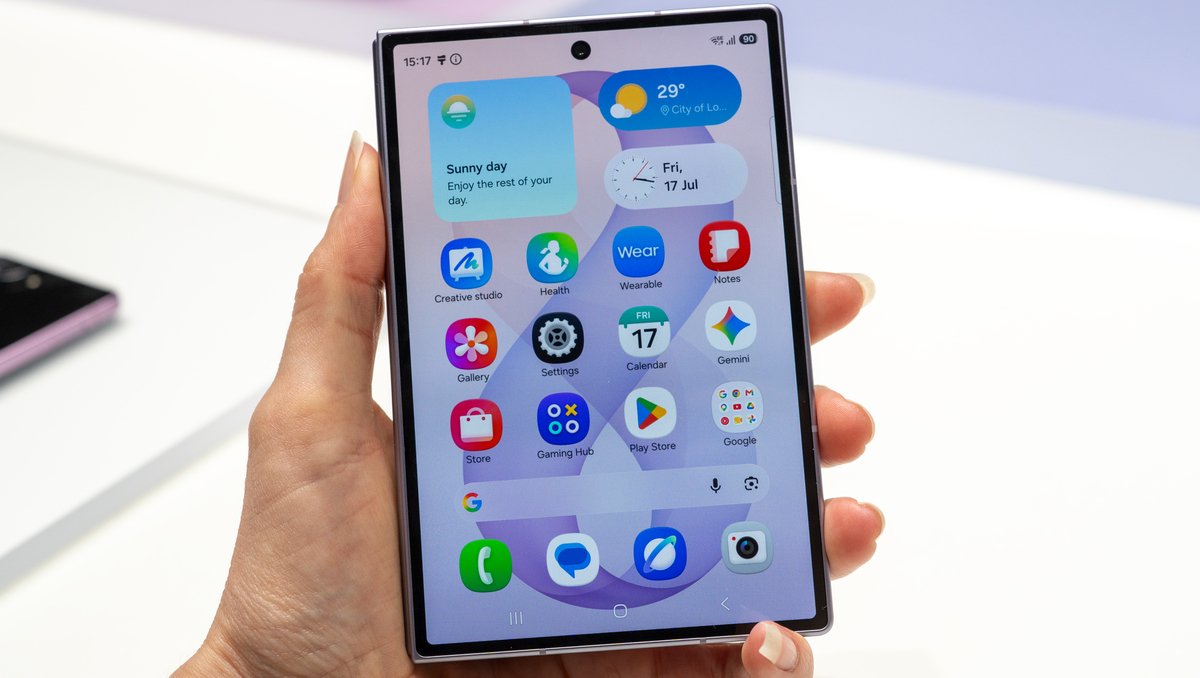© Les Numériques - Samsung casse ses codes avec le Galaxy Z Fold 8 : premières impressions sur ce tout nouveau format “passeport” pensé pour