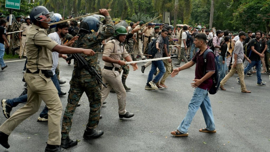 Inde : la fronte étudiante continue Modi promet de punir les fraudeurs France 24 Inde : la fronte étudiante continue Modi promet de punir le