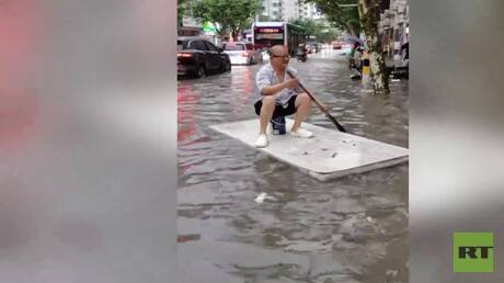 Heftige Regenfälle führten in der Stadt Chenghai dazu, dass Straßen überschwemmt wurden und viele Geschäfte geschlossen wurden. In einigen G