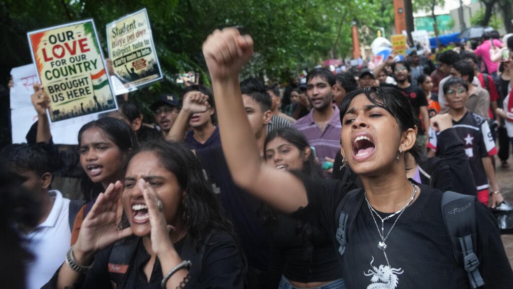 Inde : face à la fronde étudiante, Modi promet de punir "sévèrement" les fraudes aux examens. Il a notamment promis de punir "sévèrement" le