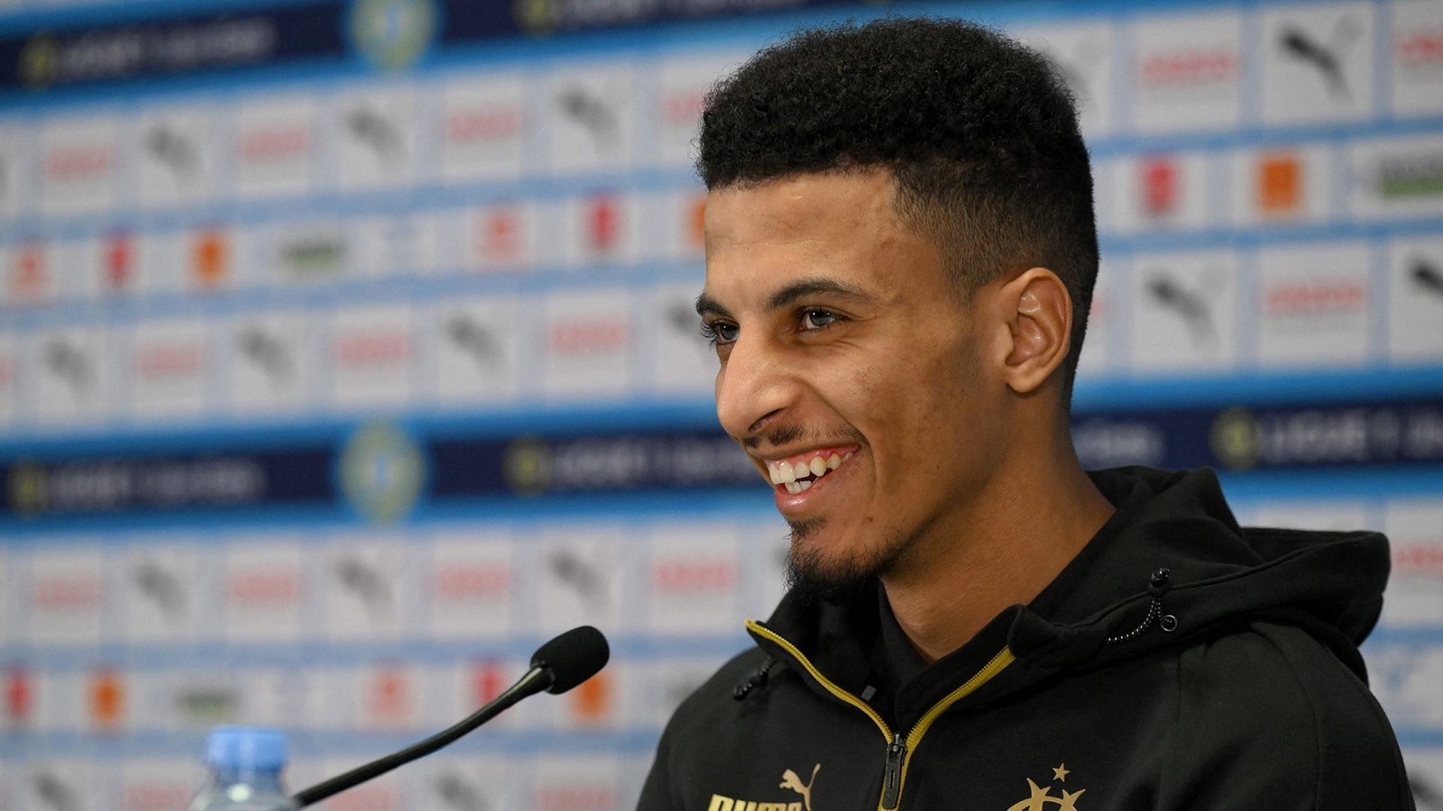 جديد أوناحي أوناحي يختار أياكسقالت صحيفة "AD" الهولندية أن عز الدين أوناحي يفضل الانتقال إلى صفوف أياكس على اللعب مع الاتحاد في الموسم المقب