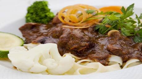Therefore, it is not recommended to stop eating it suddenly. Meat is an important source of energy, and is rich in vitamin B12, zinc, and a