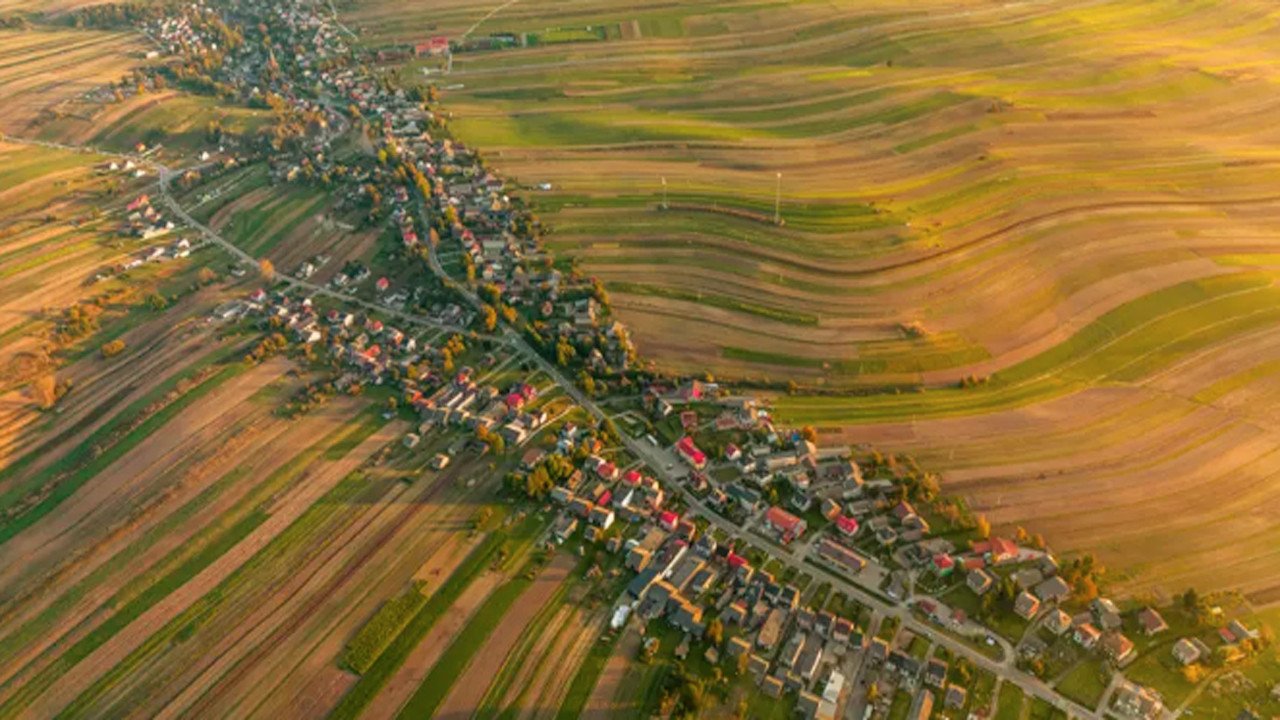700 yılı aşan köklü bir geçmişe ev sahipliği yapan bu benzersiz yerleşim yeri, havadan bakıldığında tek bir cadde etrafında uzanan sıra dışı