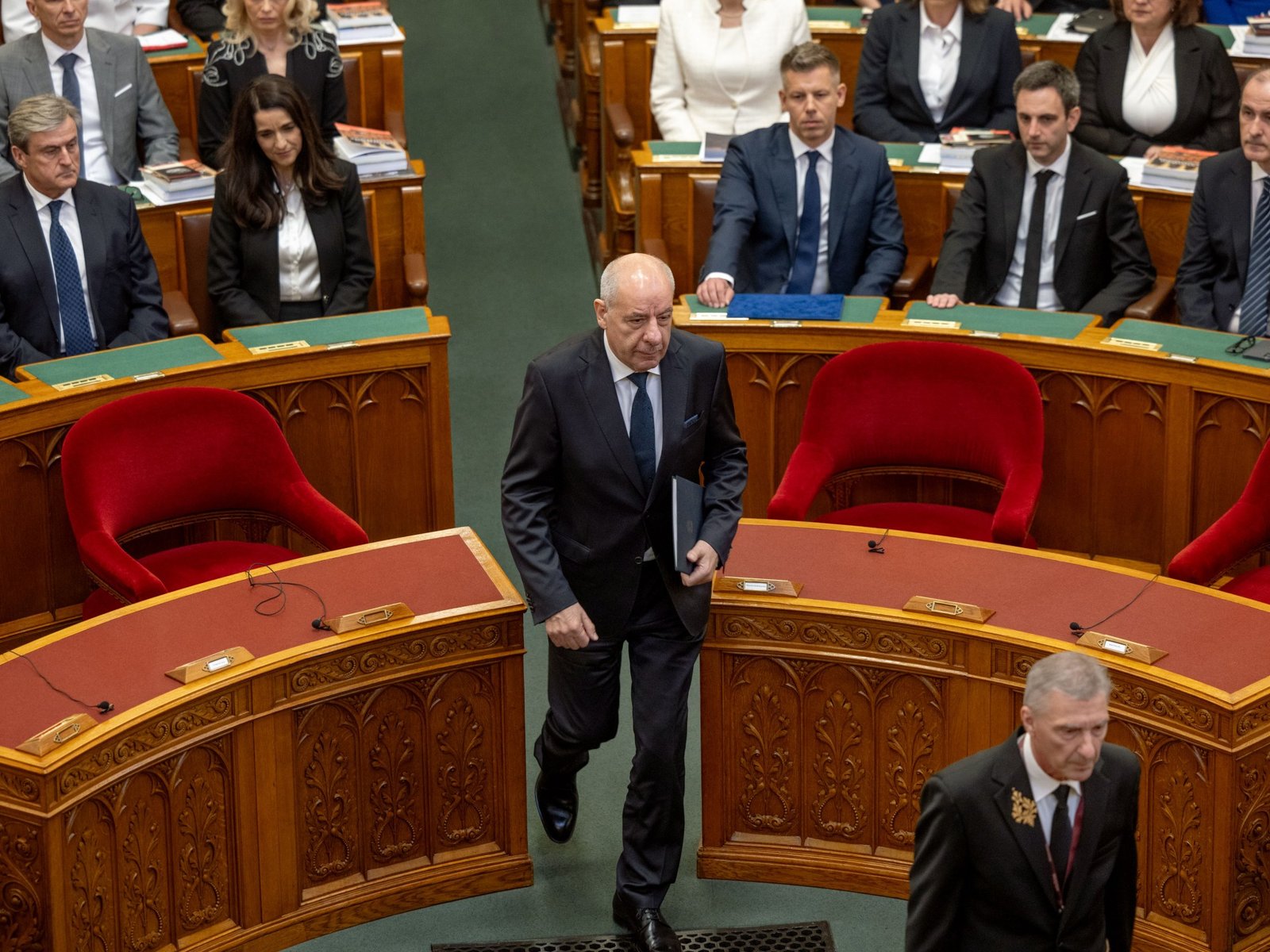 Le président hongrois signe un amendement constitutionnel mettant fin à son mandat Actualités | Al Jazeera Sauter les liens Diffusion en di