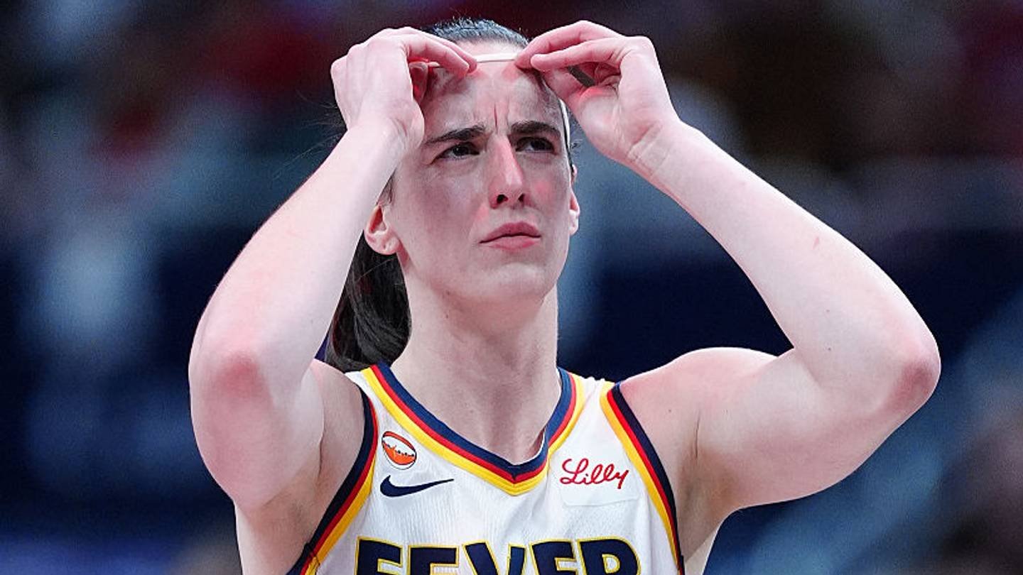 Caitlin Clark and Saniya Rivers each get a technical foul after Clark tells Rivers to check the scoreboard.pic.twitter.com/YA7nfPRabj— Under