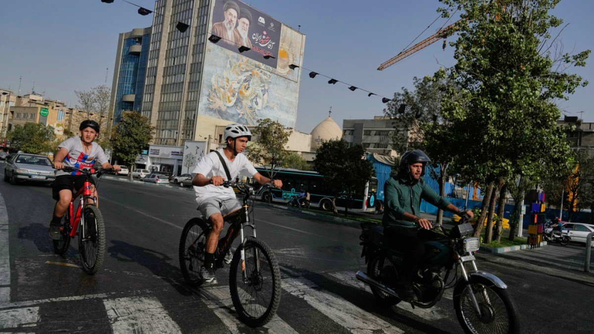 Trump warns of largest strikes on Iran yet as Tehran lashes out across Gulf | US-Israel war on Iran News | Al Jazeera Skip linksSkip to Cont