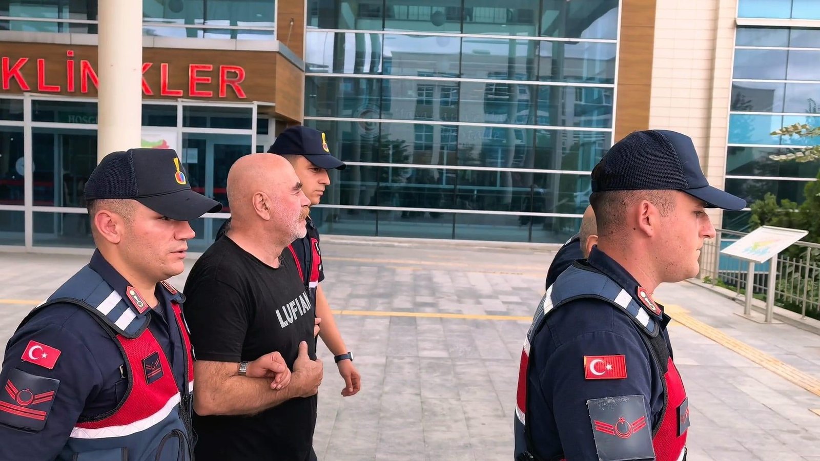 Bursa'da jandarma tarafından uyuşturucu ticareti yaptığı gerekçesiyle gözaltına alınan ünlü yönetmen Ezel Akay'ın evine yapılan baskının gör