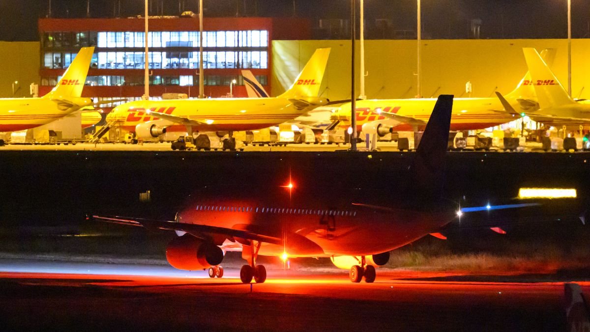 Nicht nur Gefährder und Straftäter Bundesregierung weitet Abschiebungen nach Afghanistan aus. Der hessische Innenminister Roman Poseck (CDU)