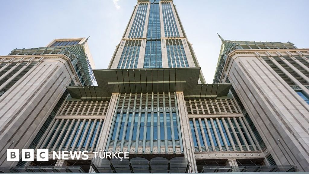 Kurul ayrıca, Merkez Bankası gecelik vadede borç verme faiz oranını %40'ta, gecelik vadede borçlanma faiz oranını ise % 35,5'te sabit tuttu.