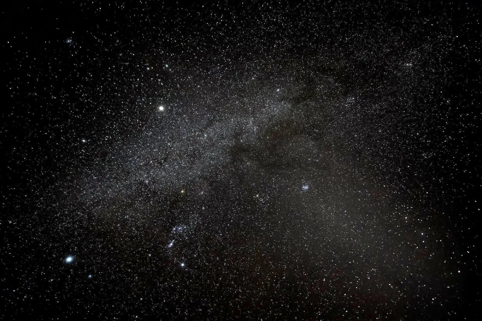 During these nights, the skies of the northern border region witness the appearance of the Summer Triangle, a prominent celestial formation