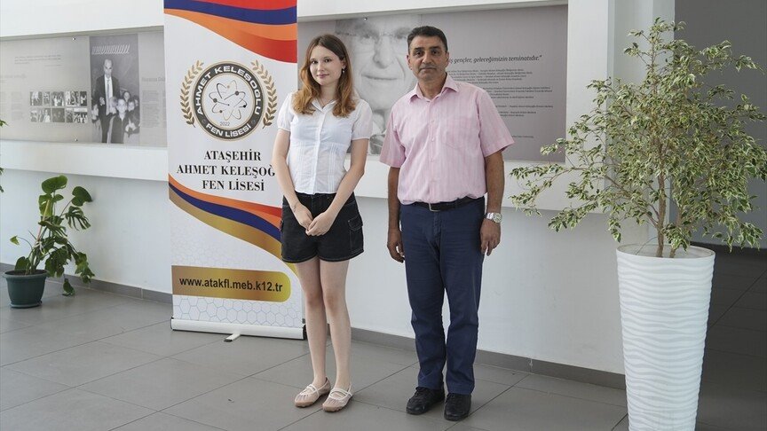 YKS'nin YDT oturumunda Rusça'da Türkiye birincisi olan Demirel, aynı zamanda sayısalda ilk 12 bin içerisinde yer aldı. Sürpriz birincilik ka