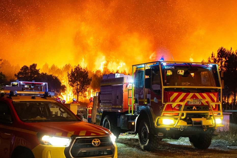 L'incendie a conduit les autorités à interdire la circulation sur plusieurs routes : la D105E3 entre le Grand Cohot et Lège-Cap-Ferret la D1