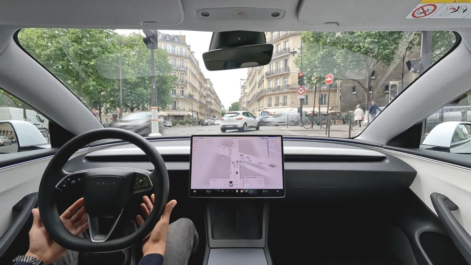 Le ministre des Transports Philippe Tabarot a annoncé que le Tesla FSD ne sera pas autorisé en l’état en France. Alors que le déploiement du