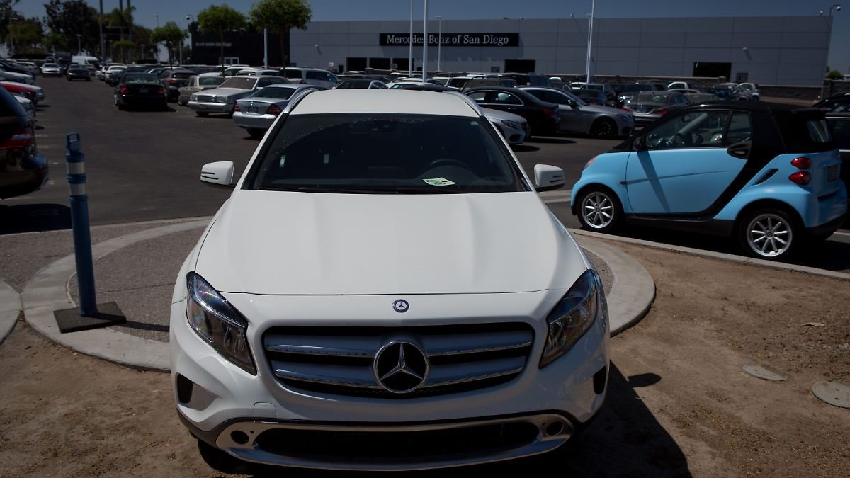 Ein Gesetzentwurf, durch dessen Vorgaben Mercedes-Benz wegen chinesischer Anteilseigner ein Verkaufsverbot in den USA drohen könnte, hat ein