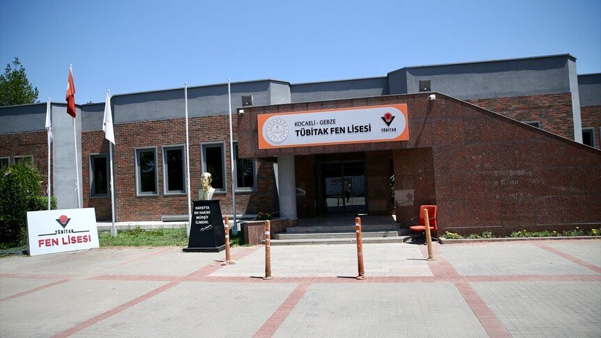 TÜBİTAK Fen Lisesi, öğrencilerinin YKS'de aldığı başarılı sonuçlarla göz doldurdu Değişen Dünyanın HabercisiKURUMSALTarihçe. TÜBİTAK Fen Lis