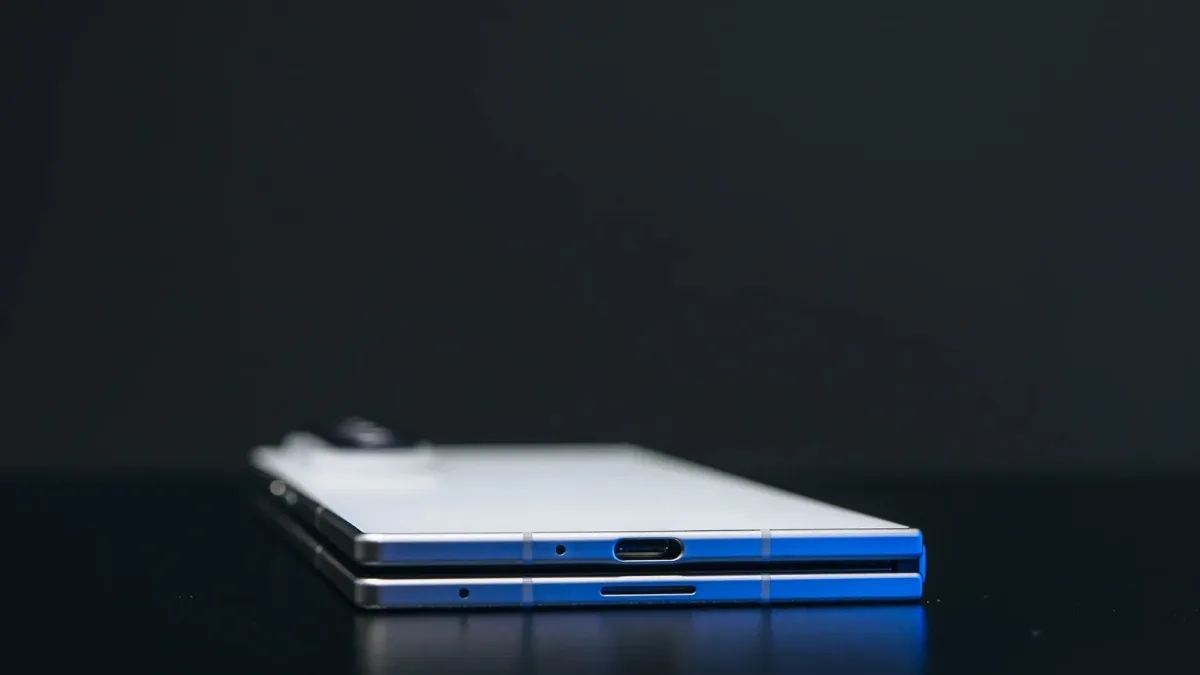 Galaxy Z Fold 8: Größerer Akku und schnelleres Laden brechen Rekorde. Der Vergleich ist klar und deutlich: Die Vorgängergeneration, das Gala