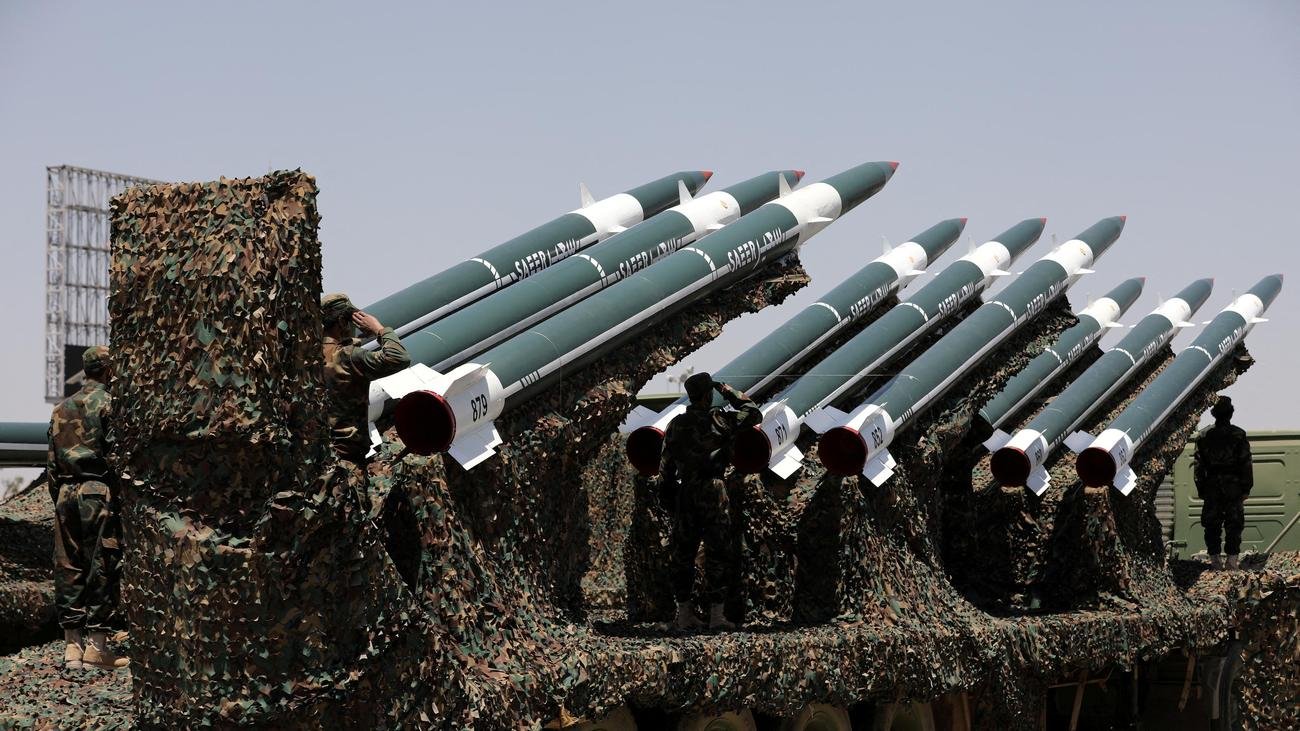 Eine Militärparade der Huthis im September 2023 © Khaled Abdullah/​Reuters Die jemenitische Huthi-Miliz hat eigenen Angaben zufolge zwei sau