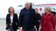 فقد اعتبر منتقدون أن الاستقبال الذي حظي به عون السبت، في قاعدة أندروز الجوية لا يتناسب مع زيارة رئيس دولة إلى واشنطن للمرة الأولى منذ نحو 17