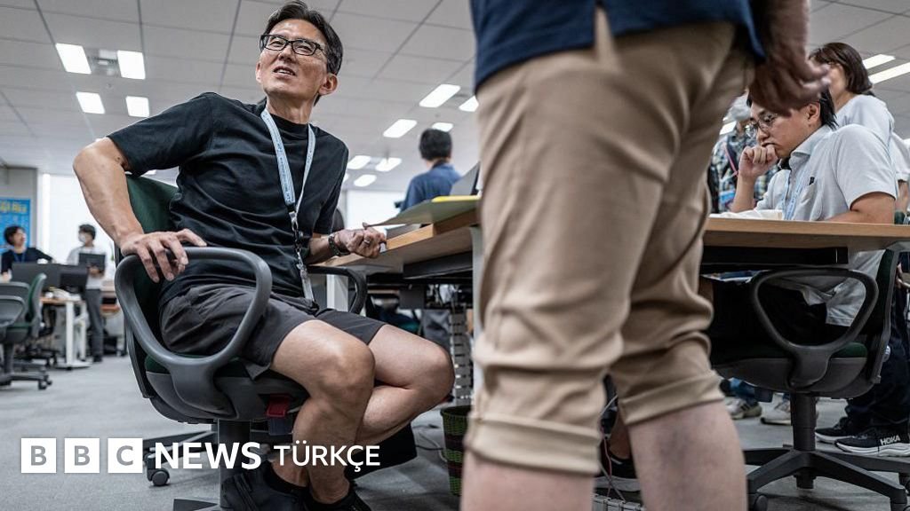 Tokyo'daki erkek bakım merkezi Gorilla Kliniği'nin Haziran ayında yaptığı bir ankete göre, katılımcıların %53,5'i yaz aylarında işe şortla g